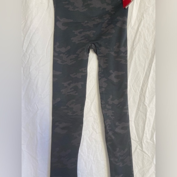 Spanx Look at Me Now Camo Seamless Leggings Size Medium NEW - Picture 5 of 13